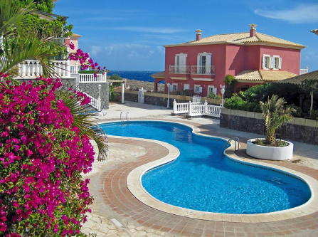 Pretty 2 bedroom villa with pool and WiFi